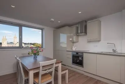 Image de Nouveau! Appartement de luxe à Truro Centre avec vue sur la cathédrale!