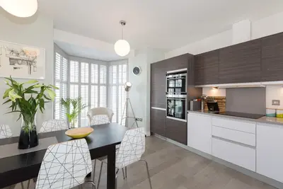 Superbe maison de ville récemment rénovée dans le centre de St Ives avec jardin et parking fermé