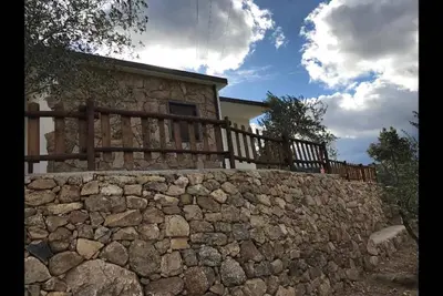 Image de Villa en pierre sarde entourée de verdure. Terrasse panoramique, barbecue et espace détente