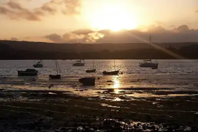 Image de Sunnydeck, près de la plage, de la ville et de l'estuaire. Wifi gratuit. Parking hors route. 2 couchages