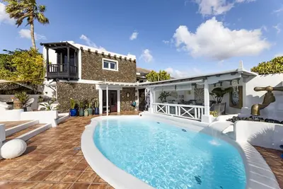 Image de Nouvelle villa de luxe exclusive de style canerien, La Asomada, avec vue panoramique sur la mer,