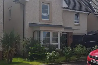 Image de Maison individuelle propre et spacieuse de 4 chambres