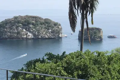 Image de Offre / Maison en pierre avec vue sur la mer et la jungle