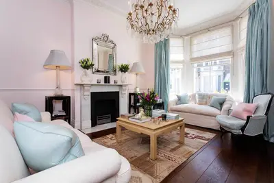Image de Propriété très spéciale! Maison spacieuse de 4 chambres dans la belle ville de Chelsea (Veeve)