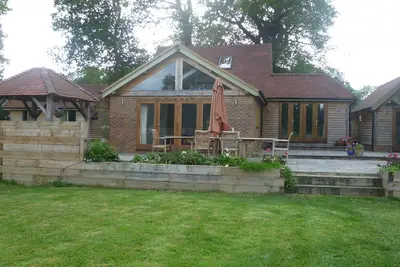 Image de Maison contemporaine à ossature de chêne avec grand jardin en vue rurale éloignée Aonb