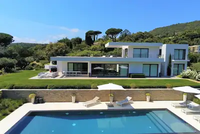 Image de Maison d'architecte contemporaine, superbe vue mer sur St Tropez
