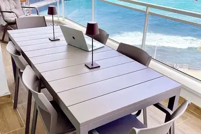 Image de Magnifique appartement entièrement rénové avec vues sur mer