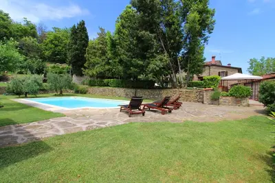 Image de Partie d'une ancienne maison de campagne en pierre, jardin bien équipé et piscine privée. Situé à qu