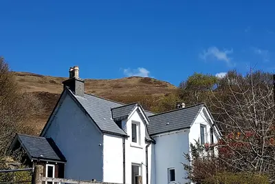 Image de Bracara Cottage avec une vue imprenable sur le Loch Morar.