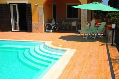 Image de Villa situé dans une très belle vue jardin, terrasse et la mer lumineuse