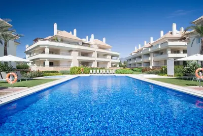 Image de 405 Lux Serv Apart-Estepona 4 chambres, 28c, piscine chauffée de 20m