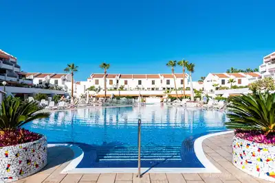 Apt d'une chambre au bord de la piscine avec une nouvelle cure de jouvence €100k