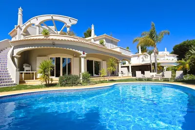 Image de Villa de luxe | Wifi Gratuit | Jacuzzi | Piscine | Gym | Vue sur le golf |