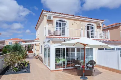 Image de une maison de trois chambres de la maison avec un jardin, terrasse et vue sur l'océan