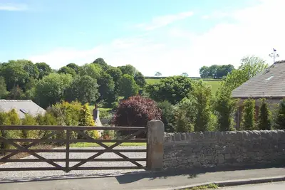Image de 18ème siècle Stone Cottage, la famille et les animaux de compagnie à Tideswell