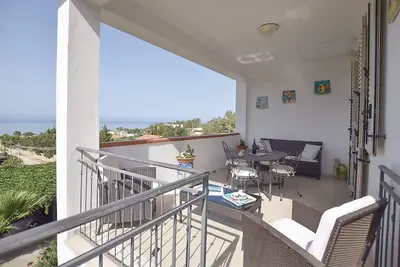 Image de Villa individuelle avec belle terrasse donnant sur la mer Offre 23. -31. 08 600Euro