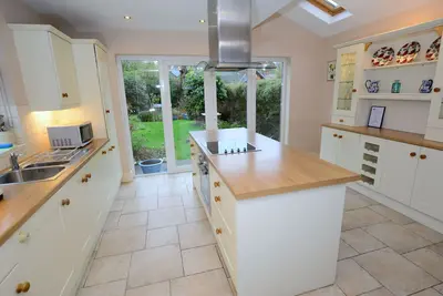 Image de Belle maison avec un jardin mature et est entièrement desservi et une maison de la maison
