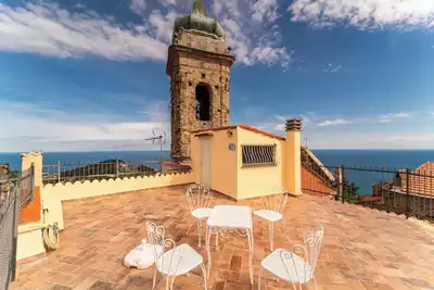 Image de Costarainera typique village ligure entre Sanremo et Imperia-terrasse avec vue sur la mer Wi-Fi