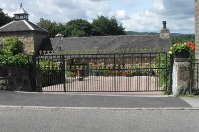 Bonne base centrale près de Peak District, 5 chambres, 3 douches, WiFi, SkyTV,