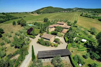 Grand appartement de luxe dans le Chianti, piscine, conciergerie, bar à vins et cocktails, WiFi gratuit, voir Video!