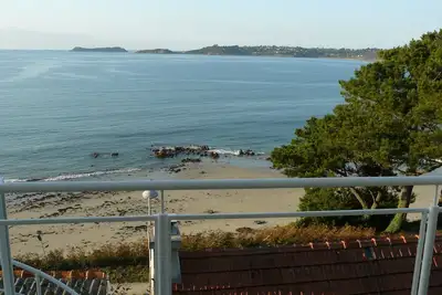 Image de Maison en vue mer exeptionnelle pour 6, une plage de sable sous le balcon