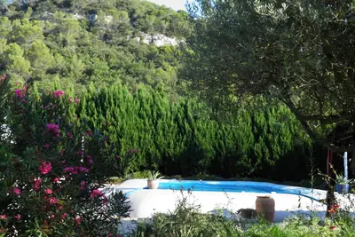 Image de Maison avec grande piscine et jardin clôturer, en bord de rivière accès direct