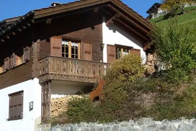 Image de La maison de vacances rustique sur la pente ensoleillée