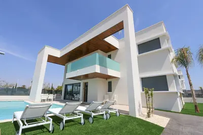 Image de Villa de luxe à distance de marche de la plage avec dans un parc calme. Prix Pas Cher