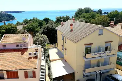 Image de Appartement à Rovinj (Borik) endroit calme - 150m de la plage - climatisation - balcon