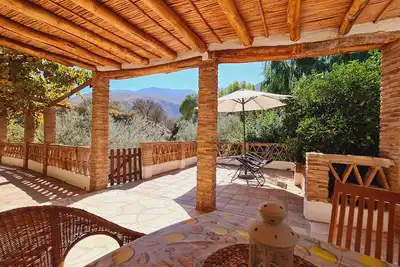 Maison troglodyte de haut standing, grand jardin privé, vues, piscine sécurisée