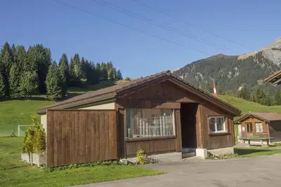 Image de Cozy vacation chalet with lots of space and seating area