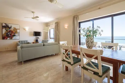 Image de Appartement avec vue sur mer fantastique à seulement 20m de la plage