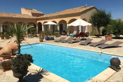 Image de Petit paradis à proximité d'Arles, en Provence, grande terrasse et piscine