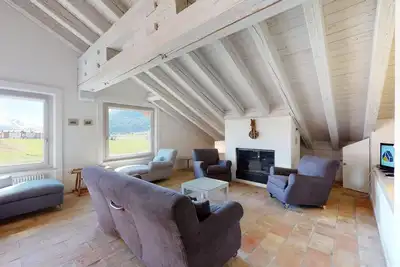 Image de Esthétique appartement d'architecte de 4 chambres dans le grenier sur deux étages.