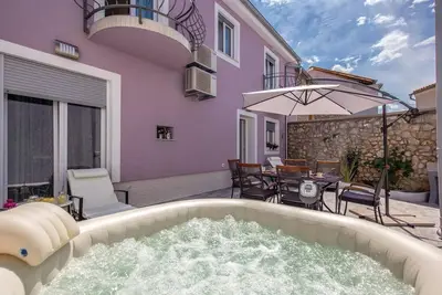 Image de Belle maison à Grizane avec jacuzzi