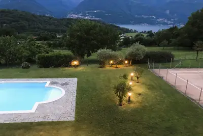 Image de Appartement sur le lac de CĂ´me avec une vue magnifique sur le lac, panorama sur la montagne, piscine u. court de tennis