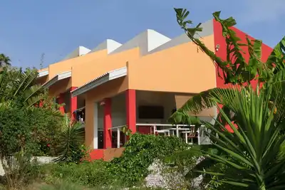 Image de Jolis appartements au milieu d'un jardin tropical avec piscine