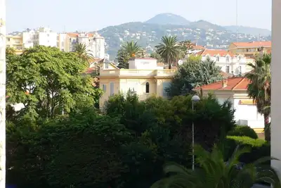 Appartement lumineux, calme et situé au centre avec balcon et air conditionné