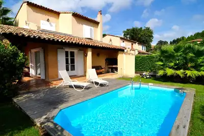 Image de Charmante villa avec piscine privée sous des palmiers près de St. Tropez