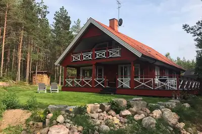 Vacances de rêve au bord du lac avec sauna, feu ouvert, bateau, WiFi, 3 chambres, abri voiture