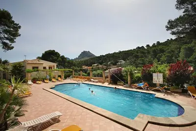 Appartement dans petit Apt. Propriété, grande piscine, près de la plage, Wifi gratuit
