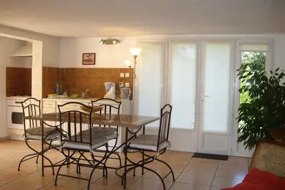 Image de confortable location  type f2 au coeur du vignoble avec piscine