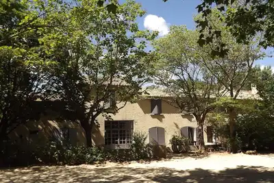 Image de Gîte dans un Mas en campagne au pied du Luberon. . . terrasse, piscine et barbecue