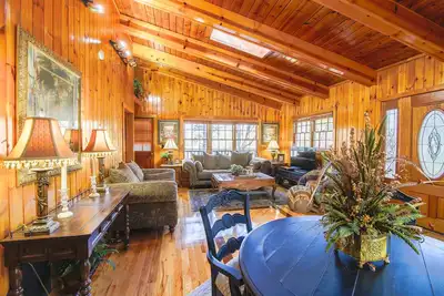 Image de Superbe cabine, Roku, Netflix, Wi-Fi, pas besoin de voiture, 90 DEUXIÈME Marche Vers Le Centre-Ville!