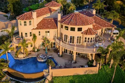 Image de Hilltop Mansion parfait pour les familles