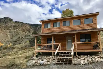 Image de Surplombant Ynp. 5 minutes des sources chaudes et du parc. Animaux acceptés. Restez comme un local.