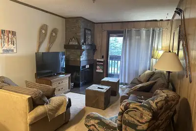 Image de Snowcrest 2 Br / 2 Bath ~ Mise à jour, Dernier étage, Enfants bienvenus, WiFI gratuit, Bains à remous.