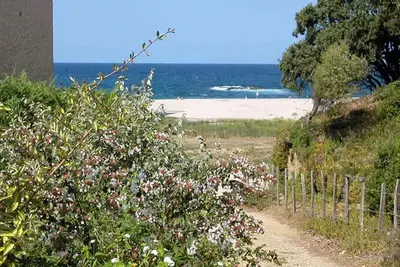 Image de Rez-de-jardin, avec accès direct à la plage. Au calme, équipé, climatisation.