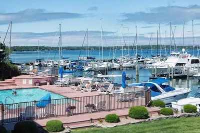 Image de Le Boat House sur le lac de Charlevoix. Vue imprenable. Bassin. Ville.