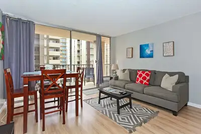 Image de Distance de marche de la plage, cuisine et salles de bains mises à jour + parking gratuit!